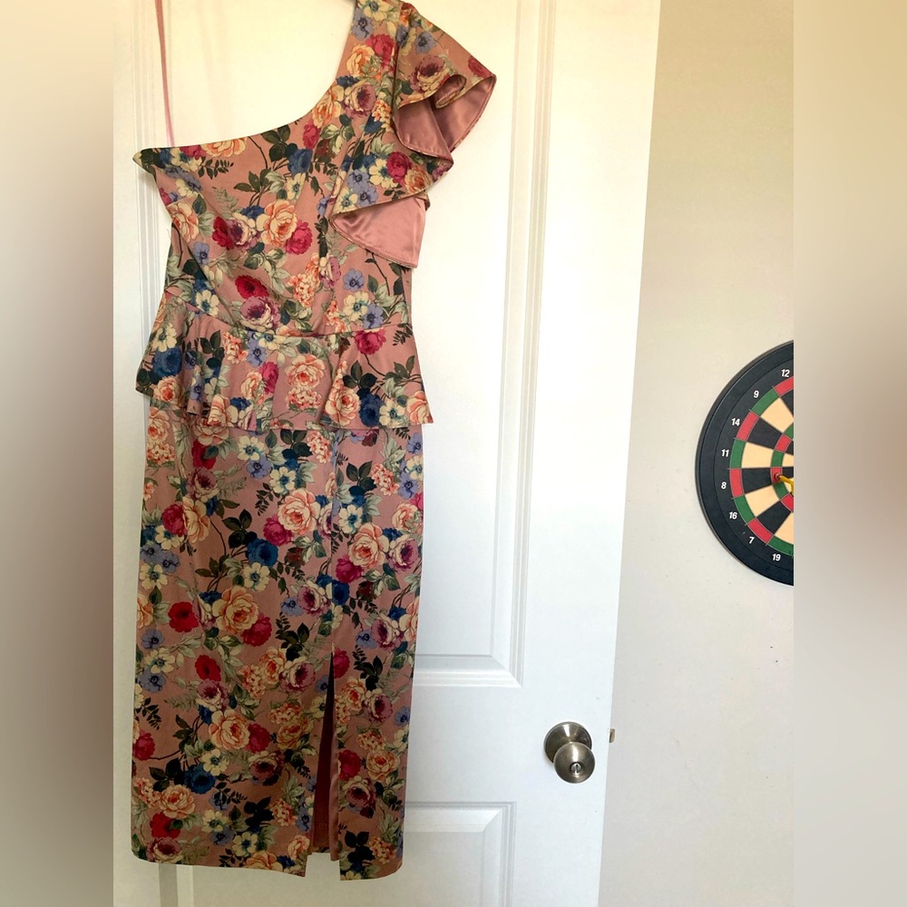 Beautiful cocktail/party floral dress. Gianni Bini size 2. Worn once.